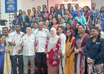 FADHLINA Sidek (tengah) bersama Menteri Sumber Manusia, Datuk Seri R. Ramanan bergambar bersama guru SJKT pada Majlis Pelancaran Inisiatif Perabot Madani dan Program Kalvi Madani di SJKT Jalan Yahya Awal, Johor Bahru.