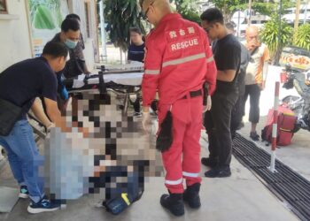 Seorang lelaki warga emas cedera parah selepas ditetak sebanyak tiga kali oleh adik kandungnya dalam satu pertengkaran di sebuah rumah kebun durian di Paya Terubong, Air Itam, Pulau Pinang, kelmarin.-GAMBAR/MEDIA SOSIAL