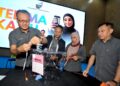 NIK AMINUDIN Nik Shahar Shah (kiri) menunjukkan demontrasi mengunci peti undi bagi menghadapi PRN Johor ke-16 sempena Taklimat Media Bersama SPR di MBIP, Iskandar Puteri disini. UTUSAN/RAJA JAAFAR ALI