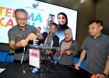 NIK AMINUDIN Nik Shahar Shah (kiri) menunjukkan demontrasi mengunci peti undi bagi menghadapi PRN Johor ke-16 sempena Taklimat Media Bersama SPR di MBIP, Iskandar Puteri disini. UTUSAN/RAJA JAAFAR ALI