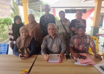 HAINI Harun (duduk tengah) bersama sebahagian ahli jawatankuasa Amanah Kawasan Pasir Gudang mengadakan sidang akhbar di Taman Cendana, Pasir Gudang menolak calon payung terjun di DUN Permas pada PRN Johor akan datang.