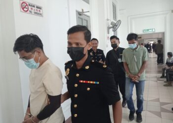 ISMAULRIDHA (depan) dan Mohamad Hasbullah berdepan pertuduhan pecah amanah di Mahkamah Sesyen, Johor Bahru, hari ini.