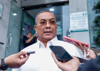 MUHAMMAD Sanusi Md. Nor ketika ditemui selepas mesyuarat pengagihan kerusi PN bagi Pilihan Raya Negeri (PRN) Johor, di Ibu Pejabat PAS, di sini hari ini. - UTUSAN/SHIDDIEQIIN ZON