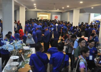 PEMIMPIN, ahli, penyokong BN dan petugas media telah mula berkumpul di Pejabat Perhubungan UMNO Johor sempena Majlis Pengumuman Calon BN Bagi Pilihan Raya Negeri (PRN) Johor, hari ini.