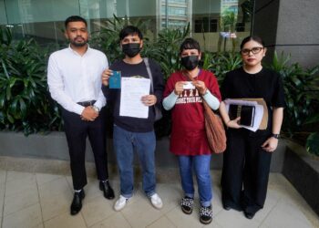 WANITA warganegara, Siti Zubaidah, 50 (dua kanan) dan anak lelakinya ketika hadir untuk menghantar surat rayuan bagi mendapatkan MyKad yang berdepan kesukaran dalam permohonan walaupun mempunyai sijil kelahiran Malaysia di Jabatan Pendaftaran Negara (JPN), Putrajaya. - UTUSAN/FAISOL MUSTAFA