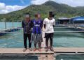 TIGA lelaki warga asing ditahan kerana bekerja tanpa permit yang sah di sebuah sangkar ikan di kawasan perairan Teluk Bahang, Pulau Pinang.-GAMBAR/APMM PULAU PINANG