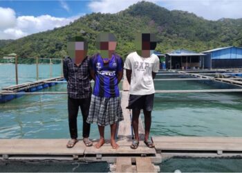 TIGA lelaki warga asing ditahan kerana bekerja tanpa permit yang sah di sebuah sangkar ikan di kawasan perairan Teluk Bahang, Pulau Pinang.-GAMBAR/APMM PULAU PINANG