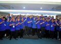 ONN Hafiz (tengah) bergambar bersama 56 calon BN sempena Pengumuman Calon BN di Johor Bahru disini. - UTUSAN/RAJA JAAFAR ALI