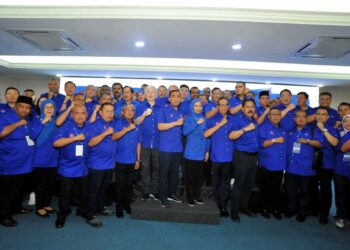 ONN Hafiz (tengah) bergambar bersama 56 calon BN sempena Pengumuman Calon BN di Johor Bahru disini. - UTUSAN/RAJA JAAFAR ALI