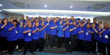 ONN Hafiz (tengah) bergambar bersama 56 calon BN sempena Pengumuman Calon BN di Johor Bahru disini. - UTUSAN/RAJA JAAFAR ALI