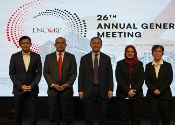 PENGERUSI dan Ahli Lembaga Pengarah ENCORP, Mohd, Yusmadi Mohd Yusoff (tiga dari kiri) dalam Mesyuarat Agung Tahunan Ke-26 (AGM Ke-26) hari ini.