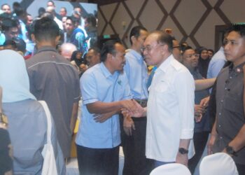 ANWAR Ibrahim beramah mesra bersama tetamu pada Sesi Santai
Mesra Perdana Menteri dan Ketua Setiausaha Negara bersama Warga
Perkhidmatan Awam Zon Selatan di Alor Gajah, semalam. – UTUSAN/
AMRAN MULUP