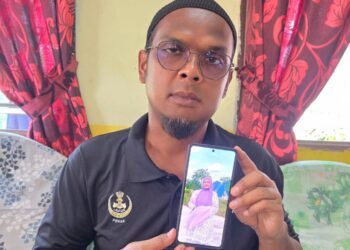 AZIZUL Abdul Aziz menunjukkan gambar anaknya, Nur Izzati Humaira yang ditemukan meninggal dunia selepas hilang semasa mendaki Bukit Changkat Asa di Hulu Selangor bulan lalu. – UTUSAN/AIN SAFRE BIDIN