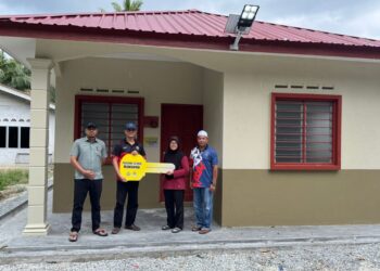 NURUL  Hasnida Mat Desa @ Ahmad
(dua dari kanan) menerima replika kunci rumah yang dibina dengan bantuan kerajaan negeri Perak menerusi Yayasan Perak  di bawah Program Sayangi Rumahku.