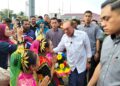 ANWAR Ibrahim menyantuni orang ramai pada Program Madani Kita bersama Kawasan Rukun Tetangga (KRT) di Dataran Segamat dan Program Jom Makan Durian di Taman Yayasan, di sini hari ini.