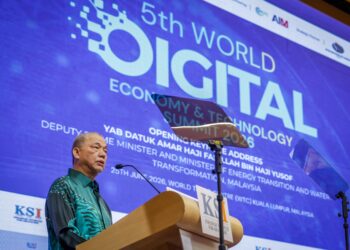 FADILLAH Yusof berucap pada Majlis Perasmian Persidangan Ekonomi dan Teknologi Digital Dunia ke-5 di Pusat Dagangan Dunia (WTC) di sini, hari ini. - UTUSAN/MUHAMAD IQBAL ROSLI