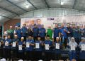 AHMAD Samsuri Mokhtar (berdiri atas, tengah) bergambar bersama 11 calon Pas yang akan bertanding pada PRN Johor ke-16.