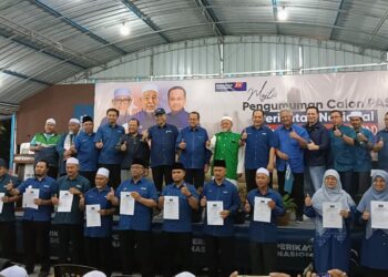 AHMAD Samsuri Mokhtar (berdiri atas, tengah) bergambar bersama 11 calon Pas yang akan bertanding pada PRN Johor ke-16.