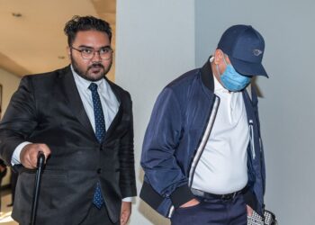 FAKHRUDIN Abd Karim yang didakwa atas 17 pertuduhan pengubahan wang haram ketika hadir di Mahkamah Sesyen Kuala Lumpur di sini, hari ini. - UTUSAN/SYAKIR RADIN