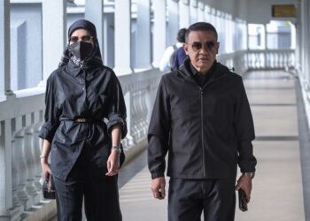 HAFIZUDDEAIN Jantan bersama isteri ketika hadir bagi sebutan kes pengubahan wang haram di Mahkamah Sesyen Kuala Lumpur di sini, hari ini. - UTUSAN/SYAKIR RADIN