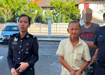 CHAN Kin Yean (tiga dari kanan) diiringi anggota polis ketika dibawa ke Kompleks Mahkamah George Town di Pulau Pinang hari ini atas pertuduhan mencederakan abang kandungnya dengan menggunakan sebilah parang, minggu lepas.