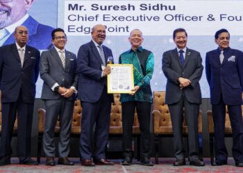 FADILLAH Yusof (tiga dari kanan) menyampaikan Anugerah Pemimpin Digital ASEAN Terkemuka 2026 kepada Ketua Pegawai Eksekutif merangkap Pengasas Edge Point, Suresh Sidhu pada Persidangan Ekonomi dan Teknologi Digital Dunia Ke-5 di Kuala Lumpur, semalam. – UTUSAN/MUHAMAD IQBAL ROSLI