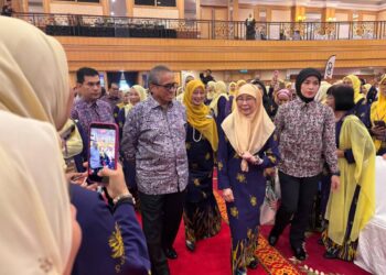 SHAMSUL Azri Abu Bakar mengiringi Wan Azizah Wan Ismail ketika hadir Mesyuarat Agung Perwakilan (MAP) PUSPANITA Ke-44 di Putrajaya.
