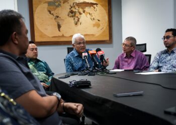 HAMZAH Zainudin bercakap pada sidang akhbar di sebuah rumah di Jalan Langgak Tunku, Bukit Tunku di sini, hari ini. - UTUSAN/MUHAMAD IQBAL ROSLI