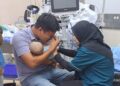 IBU dan bapa kepada bayi enam bulan tidak dapat menanggung kesedihan selepas anaknya disahkan meninggal dunia ketika dibawa di Hospital Pantai Kuala Lumpur.