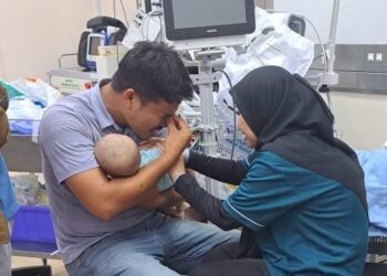 IBU dan bapa kepada bayi enam bulan tidak dapat menanggung kesedihan selepas anaknya disahkan meninggal dunia ketika dibawa di Hospital Pantai Kuala Lumpur.
