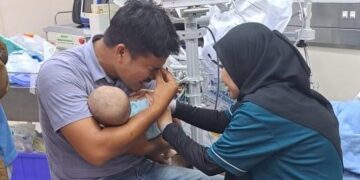 IBU dan bapa kepada bayi enam bulan tidak dapat menanggung kesedihan selepas anaknya disahkan meninggal dunia ketika dibawa di Hospital Pantai Kuala Lumpur.