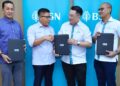 Abdul Muie (kiri) dan Mujibburrahman (kanan) menyaksikan penukaran dokumen antara Wan Munadi (dua dari kiri) dan Ketua Jabatan Digital dan Kad, Albert Loo (dua dari kanan) pada majlis pemeteraian memorandum persefahaman (MoU) di Wisma BSN, semalam.