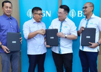 Abdul Muie (kiri) dan Mujibburrahman (kanan) menyaksikan penukaran dokumen antara Wan Munadi (dua dari kiri) dan Ketua Jabatan Digital dan Kad, Albert Loo (dua dari kanan) pada majlis pemeteraian memorandum persefahaman (MoU) di Wisma BSN, semalam.