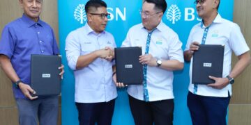 Abdul Muie (kiri) dan Mujibburrahman (kanan) menyaksikan penukaran dokumen antara Wan Munadi (dua dari kiri) dan Ketua Jabatan Digital dan Kad, Albert Loo (dua dari kanan) pada majlis pemeteraian memorandum persefahaman (MoU) di Wisma BSN, semalam.