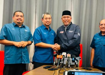 Abd. Mutalip Abd. Rahim (dua kanan) mengumumkan keluar UMNO dan menyertai Bersatu pada sidang akhbar di Pejabat Bersatu Bahagian Pagoh, Muar.
