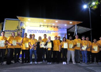 PEMIMPIN Parti Bersama Malaysia Datuk Seri Rafizi Ramli  bergambar bersama 15 Calon Bersama sempena Majlis Pengumuman Calon Bersama dan Pelancaran Trak Kancil di Paragon Market Place, Johor Bahru disini. UTUSAN/RAJA JAAFAR ALI
Pemberita: Khairul