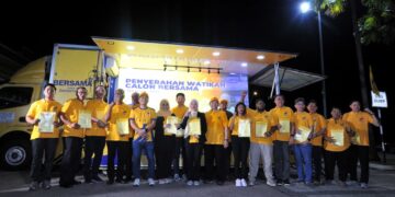 PEMIMPIN Parti Bersama Malaysia Datuk Seri Rafizi Ramli  bergambar bersama 15 Calon Bersama sempena Majlis Pengumuman Calon Bersama dan Pelancaran Trak Kancil di Paragon Market Place, Johor Bahru disini. UTUSAN/RAJA JAAFAR ALI
Pemberita: Khairul
