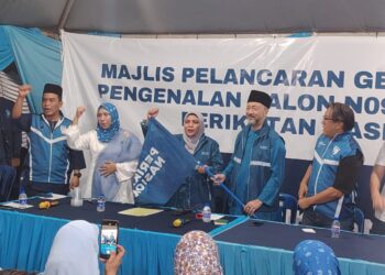 MUKHRIZ Mahathir (dua kanan) mengumumkan Pejuang akan bertanding di kerusi DUN Gambir menggunakan logo Perikatan Nasional pada PRN Johor ini.
