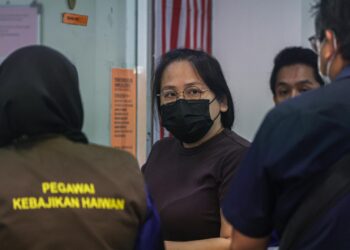 LEE Reo Jin yang berdepan dua pertuduhan mengabaikan kebajikan 77 ekor kucing sehingga menyebabkan 36 ekor kebuluran dan 41 ekor lagi mati ketika hadir ke Mahkamah Sesyen, di sini hari ini. - UTUSAN/FARIZ RUSADIO