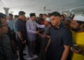ANWAR Ibrahim ketika hadir menunaikan solat Jumaat di Masjid Jameastus Solehah, Dengkil. - UTUSAN/FAISOL MUSTAFA