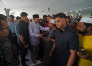 ANWAR Ibrahim ketika hadir menunaikan solat Jumaat di Masjid Jameastus Solehah, Dengkil. - UTUSAN/FAISOL MUSTAFA