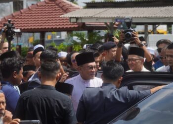 ANWAR Ibrahim ketika hadir menunaikan solat Jumaat di Masjid Jameastus Solehah, Dengkil. - UTUSAN/FAISOL MUSTAFA