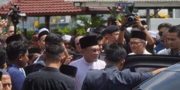 ANWAR Ibrahim ketika hadir menunaikan solat Jumaat di Masjid Jameastus Solehah, Dengkil. - UTUSAN/FAISOL MUSTAFA