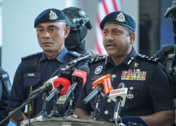 Pengarah Jabatan Siasatan Jenayah Narkotik (JSJN) Bukit Aman, Datuk Hussein Omar Khan ketika bercakap pada sidang media mengenai kejayaan menumpaskan sindiket dadah di Ibu Pejabat Kontinjen Polis Kuala Lumpur di sini, hari ini. - UTUSAN/SYAKIR RADIN