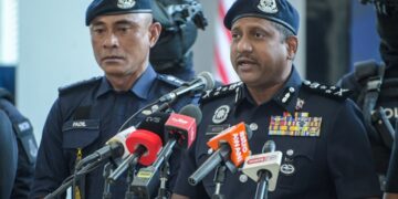 Pengarah Jabatan Siasatan Jenayah Narkotik (JSJN) Bukit Aman, Datuk Hussein Omar Khan ketika bercakap pada sidang media mengenai kejayaan menumpaskan sindiket dadah di Ibu Pejabat Kontinjen Polis Kuala Lumpur di sini, hari ini. - UTUSAN/SYAKIR RADIN