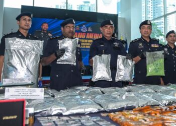 Pengarah Jabatan Siasatan Jenayah Narkotik (JSJN) Bukit Aman, Datuk Hussein Omar Khan menunjukkan barang rampasan pada sidang media mengenai kejayaan menumpaskan sindiket dadah di Ibu Pejabat Kontinjen Polis Kuala Lumpur di sini, hari ini. - UTUSAN/SYAKIR RADIN