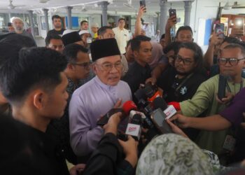 ANWAR Ibrahim ditemui pemberita selepas menunaikan solat Jumaat di Masjid Jameastus Solehah, Dengkil. - UTUSAN/FAISOL MUSTAFA