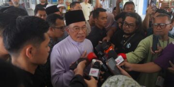 ANWAR Ibrahim ditemui pemberita selepas menunaikan solat Jumaat di Masjid Jameastus Solehah, Dengkil. - UTUSAN/FAISOL MUSTAFA