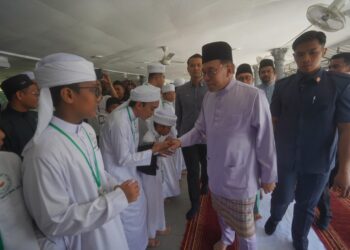 ANWAR Ibrahim ketika hadir menunaikan solat Jumaat di Masjid Jameastus Solehah, Dengkil. - UTUSAN/FAISOL MUSTAFA