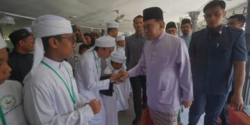 ANWAR Ibrahim ketika hadir menunaikan solat Jumaat di Masjid Jameastus Solehah, Dengkil. - UTUSAN/FAISOL MUSTAFA